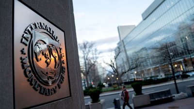 美国首都华盛顿世界银行总部（右）附近的国际货币基金组织（IMF）标志。（图取自法新社）