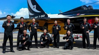 参加2024年新加坡航空展的韩国空军“黑鹰”飞行表演队全体机师。
