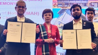 陈丽群（中）见证马来西亚酒店公会（MAH）森州分会与孟加拉COSMO HOLIDAY旅行社签署合作备忘录。左起为哈兹斯哈山及沙比尔阿密。