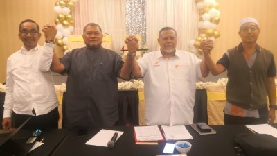 柔州诚信党周五召开遴选会议后，宣布新届州委会名单。左起：祖基菲里、阿米诺胡达、苏莱曼、翁嘉化。