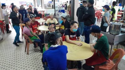 霹雳移民局执法队伍突击检查怡保一间知名的食肆，扣查11名非法外籍员工。