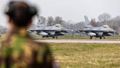 荷兰的F-16战机停在吕伐登空军基地。荷兰在去年12月宣布，准备向乌克兰交付18架F-16战机。（图取自法新社）