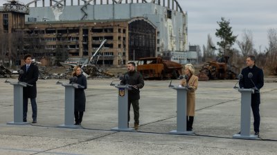 加拿大总理特鲁多（左起）、意大利总理梅洛尼、乌克兰总统泽连斯基、欧盟委员会主席冯德莱恩及比利时首相德克罗当地时间周六突访基辅，一同出席了纪念俄乌战争2周年的活动，背景是基辅郊区的安托诺夫机场。（图：比利时首相德克罗X社交平台）