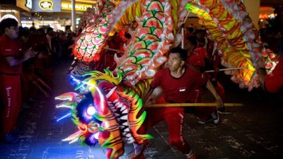 在庆祝农历龙年的最后一天（元宵节），西爪哇茂物的一家购物中心请来舞龙表演。（图取自法新社）