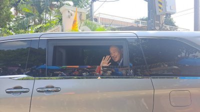 载著泰国首相斯雷塔的专车上周六（24日）驶入前首相塔辛的私人宅邸时，斯雷塔向驻守的传媒打招呼。（图取自X/The Nation Thailand）