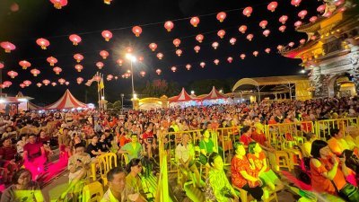 数千民众周六晚齐聚北海斗母宫，一起闹元宵。