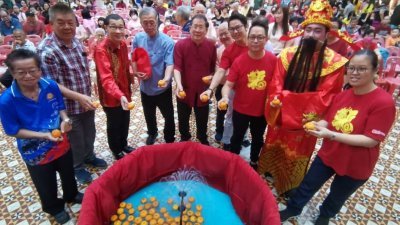 太平福建会馆三大机构领导人和嘉宾主持抛柑礼，增添元宵节庆典色彩。左3起为关国富与张雅峇。