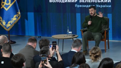 乌克兰总统泽连斯基当地时间周日，在首都基辅的“乌克兰2024年”论坛期间举行新闻发布会。（图取自法新社）