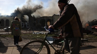 乌克兰东部城市科斯佳提尼夫卡（Kostyantynivka）遭到俄罗斯导弹袭击，造成一人受伤，摧毁了未使用的火车站（图）以及数十栋公寓、商店和行政大楼。（图取自法新社）