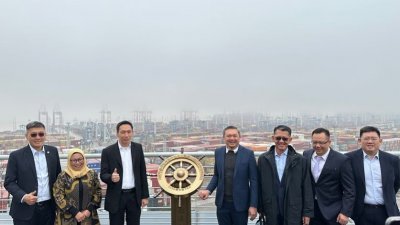 黄思汉（右4）率领代表团礼访宁波舟山港，了解世界吞吐量最大的港口设施。左2起为诺莱妮和欧阳捍华。
