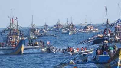 菲律宾海岸警卫队所拍画面显示，中国海警上周四在一艘硬壳充气艇（中右）跟踪菲律宾渔业和水生资源局的充气艇（中左）。菲方正在执行由桑代拿督号领导的向渔民运送物资的任务。（图取自菲律宾海岸警卫队/法新社）

