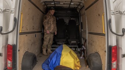 在基辅西北部布查（Bucha）举行的葬礼上，一名乌克兰士兵上周六站在阵亡同袍卡塔年科（39 岁）的灵柩旁。（图取自法新社）