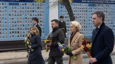 加拿大总理特鲁多（左）、意大利总理梅洛尼（左2）、欧盟委员会主席冯德莱恩（右2）、比利时首相德罗克（右）在上周六联袂造访基辅，并与乌克兰总统泽连斯基（中）出席乌克兰阵亡捍卫者纪念墙举行的敬献花圈仪式。（图取自乌克兰总统新闻服务/法新社）