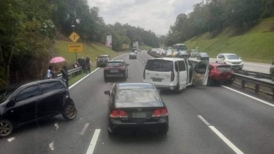 南北大道291.8公里处，发生5辆车连环撞车祸，造成9人蒙受轻伤。（图取自网络）