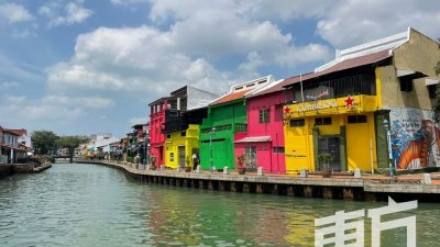 马六甲河沿河畔展开重新粉刷工程，赋予建筑物新面貌。