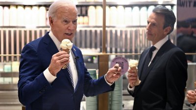 美国总统拜登（左）周一在纽约市，完成美国国家广播公司（NBC）节目《塞斯·迈耶斯深夜秀》的录制后，与主持人迈耶斯（右）一同去吃他最爱的雪糕。（图取自法新社）
