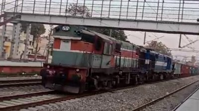 社交媒体上流传的影片显示，印度一辆无人驾驶的列车，高速从车站月台呼啸而过。（视频截图）
