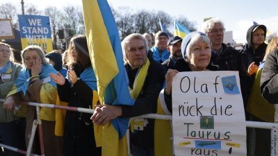上周六在德国柏林举行纪念俄罗斯入侵乌克兰两周年的集会上，一名示威者举著标语牌，呼吁德国总理肖尔茨向乌克兰提供“金牛座”巡航导弹。（图取自法新社）