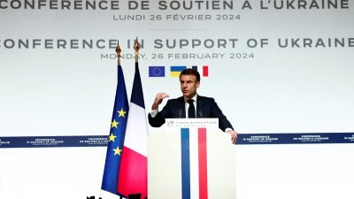 在巴黎爱丽舍宫举行旨在加强西方对乌克兰支持的国际会议结束时，法国总统在新闻发布会上致辞。（图取自法新社）