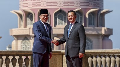 首相安华（左）在接待官访大马的柬埔寨首相洪马内。