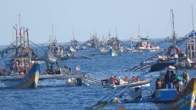中国海警上周四在南中国海记录菲国渔业局公务船和渔船活动。（图取自菲律宾海岸防卫队/法新社）