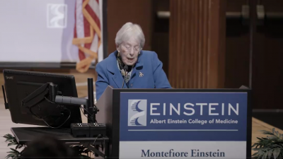已故美国华尔街金融家戈特斯曼的93岁遗孀露丝当地时间周一捐款10亿美元给纽约布朗克斯区的爱因斯坦医学院，要求款项用于为所有学生支付学费。（图取自X）
