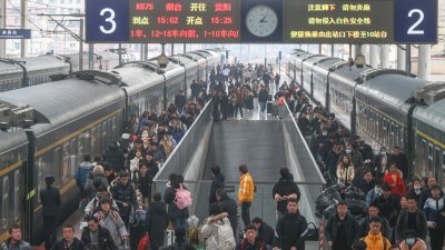 元宵节后，中国铁路的返程客流明显增长，江西省南昌站周日出现了人潮。（图取自中新社）