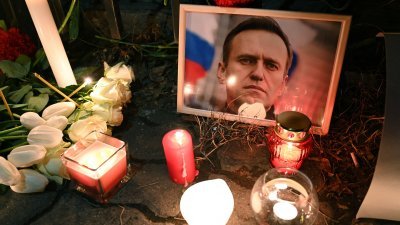 世界多地有人悼念逝世的俄罗斯反对派领袖纳瓦尔尼。图为亚美尼亚首都埃里温的俄罗斯大使馆前，民众摆放纳瓦尔尼的遗照，周边有鲜花和蜡烛。（图取自法新社）