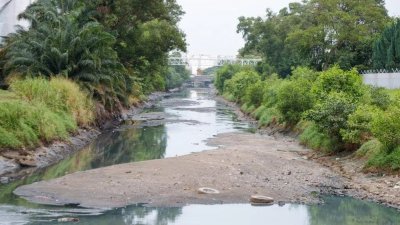 临近巴西古当工业区的4条河流包括布鲁河（Sungai Buluh），经化验后，河水水质污染程度依然处于3、4级。（档案照）