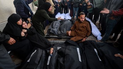 随著以色列和哈马斯之间的战斗仍在继续，巴勒斯坦人周二在拉法的纳贾尔医院哀悼在以军连夜空袭拉法难民营中丧生的亲属尸体。（图取自法新社）