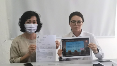 黄燕群（左起）在陈汇萍陪同下召开记者会，讲述其受骗的过程。
