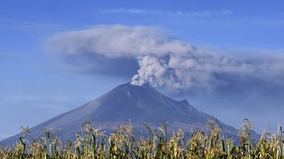 墨西哥的波波卡特佩特火山，曾在去年10月18日，冒出火山灰和浓烟。（法新社档案照）