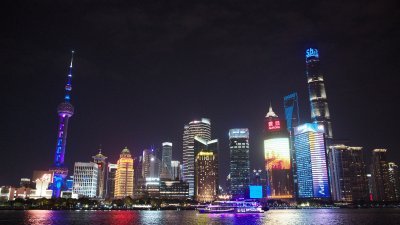 中国上海市黄浦江两岸的夜晚灯光璀璨。（图取自中新社）