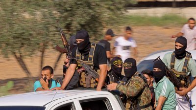 去年10月7日，巴勒斯坦武装分子从加沙地带南部城市汗尤尼斯出发，穿过边境袭击以色列。（图取自法新社）