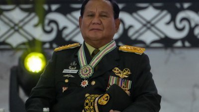 印尼防长兼准总统普拉博沃被授予荣誉四星上将军衔，遭人权组织批评是为他接任总统前洗刷政治污点。（图取自法新社）