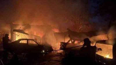 住家式摩哆维修中心的铁棚于周四清晨发生火灾，火势蔓延至毗邻的甘榜屋。