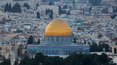 阿克萨清真寺位于耶路撒冷旧城，其所在地被穆斯林称为“尊贵禁地”，以色列称之为圣殿山。此地既是伊斯兰教也是犹太教圣地，长期成为以巴冲突焦点。（图取自法新社）