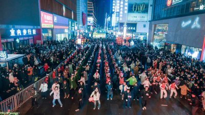 2023年12月31日晚，在辽宁沈阳，许多民众跨年夜一起跳“科目三” ，挑战线上线下最多人同时跳舞蹈“科目三”健力士世界纪录。（图取自沈阳官方/中新社）