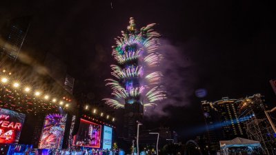 万众瞩目的台北101跨年烟火秀1日凌晨零时登场，全长300秒，以“彩色世界COLORFUL WORLD”为主题。（图取自中央社）