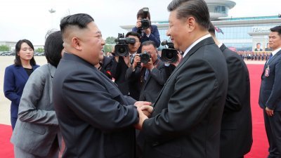 2019年6月21日，朝鲜最高领导人金正恩热切欢迎中国国家主席习近平访问平壤。（图取自朝中社/路透社档案照）