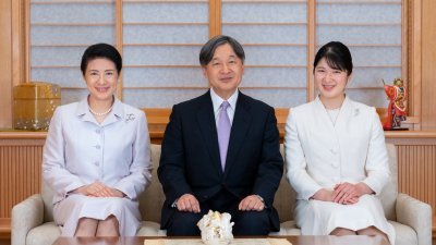 图为日本天皇德仁一家三口于2023年12月23日，摄于皇宫御所的全家福。（图取自宫内厅/法新社）
