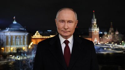 俄罗斯总统普京在传统的克里姆林宫背景前方发表新年致辞，他在演说中赞扬俄国军队，同时呼吁“团结”，但未明确提及与乌克兰的冲突。（图取自法新社）