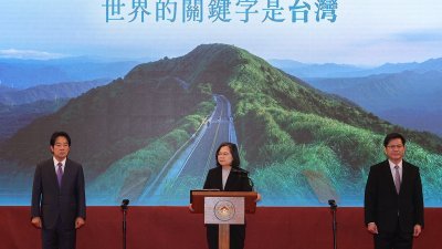 台湾总统蔡英文（中）周一在总统府内发表“2024新年谈话”，副总统赖清德（左）、总统府秘书长林佳龙（右）陪同出席。（图取自中央社）