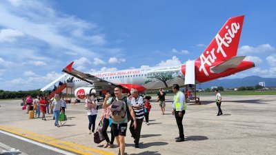 罗思义指出，是否重启怡保苏丹阿兹兰沙机场直飞至浮罗交怡的航线，交由亚航公司决策。