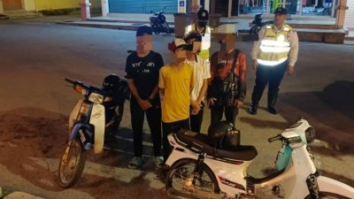 东甲警方跨年夜展开公路流氓取缔行动，拦截违法驾驶的摩哆骑士。