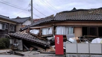 日本共同社发布的照片显示，石川县轮岛市的民宅在强震后崩塌。 （路透社）