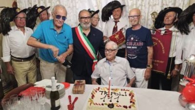 意大利最长寿男子詹尼尼几个月前庆祝111岁生日。（视频截图）