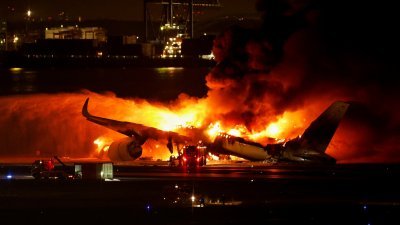 日本航空一架客机周二降落在东京羽田机场时，疑似与海岸防卫队飞机相撞，在跑道燃起熊熊烈火。（图取自路透社）