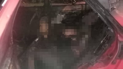 一辆宝腾轿车不知何故著火燃烧，火势被公众扑灭后，后座发现有一具男焦尸。