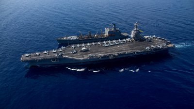 美国海军于2023年10月14日发布拍摄于10月11日的照片显示，世界上最大的航空母舰“福特”号在地中海东部进行海上加油时与美国海军“拉勒米”号一起航行。（图取自美国海军中央司令部/美国第6舰队/路透社档案照）